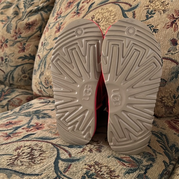 Shiny RED UGG boots! Size 5 but fit like a size 6!!! - Picture 4 of 4